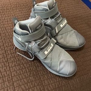 Lebron Soldier IX Basketball Shoes